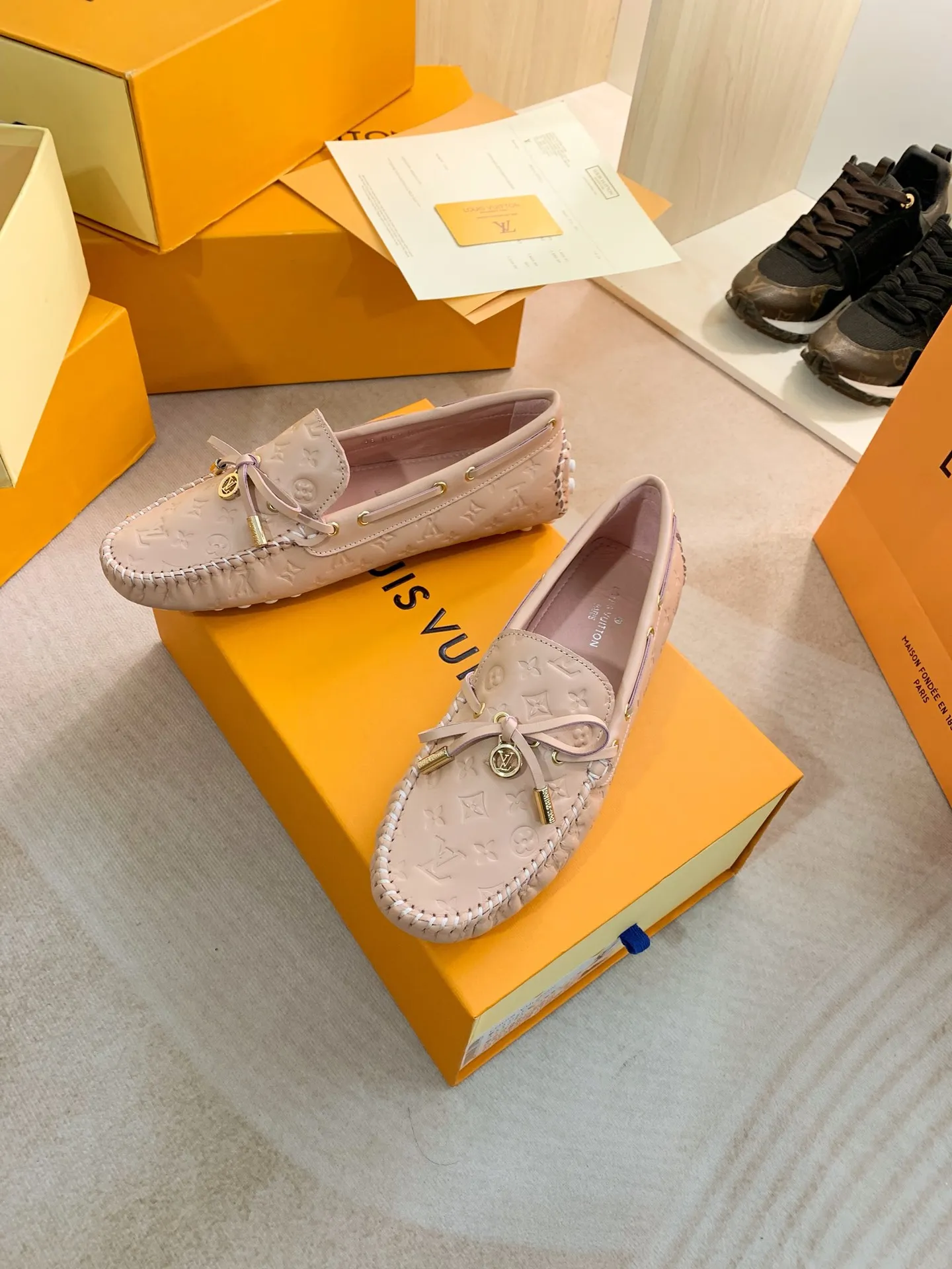 p460💰Couple model❤️🇫🇷 𝙇𝙤𝙪𝙞𝙨 𝙑𝙪𝙞𝙩𝙩𝙤𝙣 🇫🇷Louis Vuitton 2023 Classic𝓛𝓿 𝓣𝓻𝓪𝓲𝓷𝓮𝓻 Sports Series ➪➪➪¯ [Arizona Doudou Shoes Series] ▪️▪️▪️Arizona slip-on shoes are made of Monogram Eclipse canvas. Its hand-painted and dyed edges and hand-sewn uppers fully demonstrate Louis Vuitton's traditional shoemaking craftsmanship. This slip-on shoe is very lightweight. The integrated tongue and upper make it particularly comfortable and flexible. The soft outsole is equipped with rubber padding. Decorated with matching sash. Detailed features: ☑️Monogram Eclipse canvas ☑️Black Eclipse pattern ☑️Hand-painted shoe edges ☑️Hand-sewn uppers (each pair takes time to process) ☑️Integrated tongue and upper construction ☑️Outsole equipped with rubber lining ☑️size: 35_46